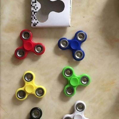 Fidget spinner (rød, gul, grønn, sort, lys blå og blå)